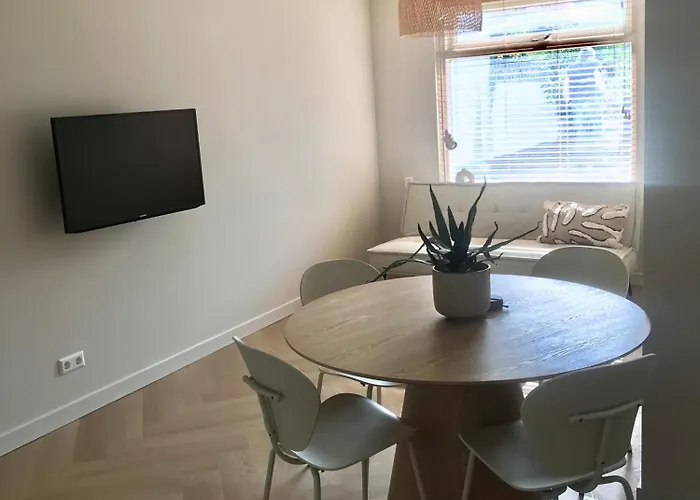 Salty Breeze - Free Parking, Quietly Situated Close To Centre And Beach!